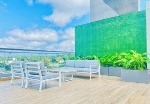 Property grounds - Luxury 1-bedroom apartment in residential Accra with rooftop pool and a gym (Accra)