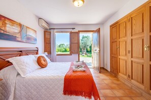 Iron/ironing board, WiFi, bed sheets - Can Calistro: Rural Villa with Private Tennis Court (Selva)