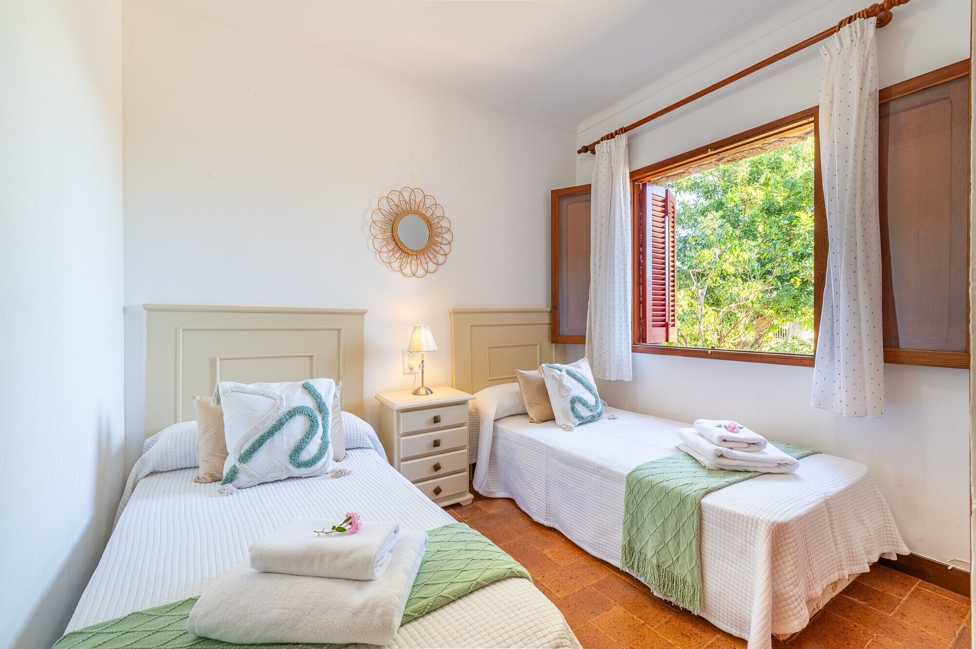 Iron/ironing board, WiFi, bed sheets