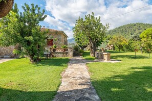 Property grounds - Can Calistro: Rural Villa with Private Tennis Court (Selva)