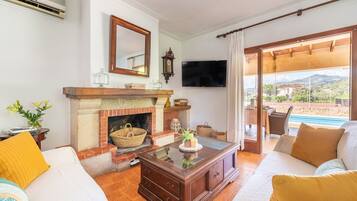 Télévision, cheminée, table de tennis de table