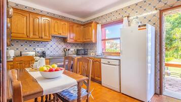 Kylskåp, mikrovågsugn, ugn och spishäll