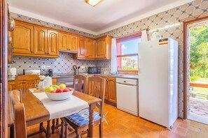 Kylskåp, mikrovågsugn, ugn och spishäll