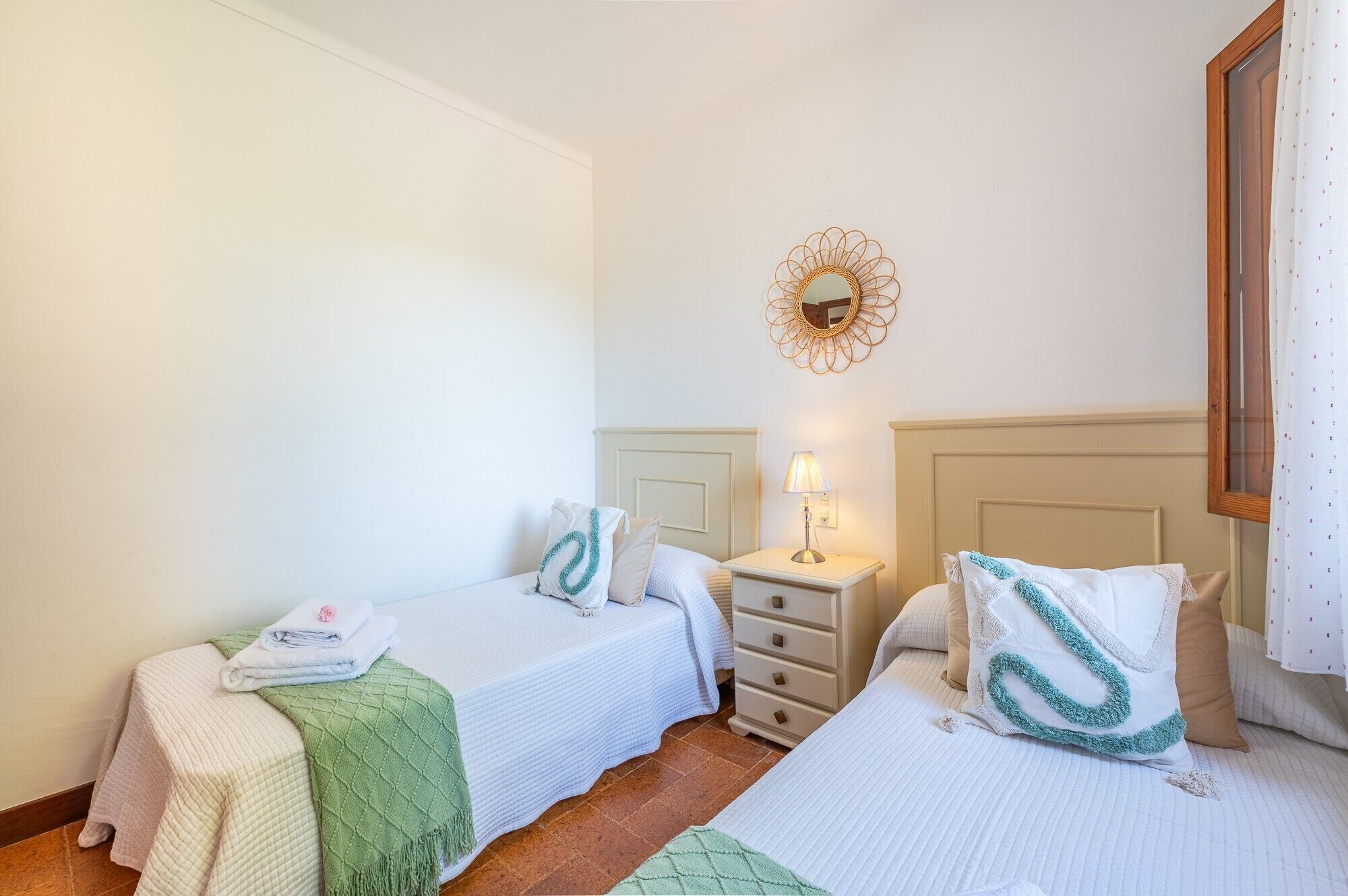 Iron/ironing board, WiFi, bed sheets