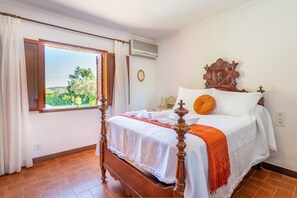 Tabla de planchar con plancha, wifi, ropa de cama