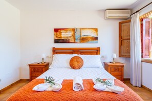 Tabla de planchar con plancha, wifi y ropa de cama 