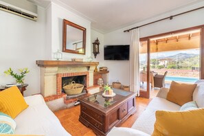 Una televisión, una chimenea, una mesa de tenis de mesa