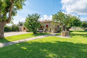 Exterior - Can Calistro: Rural Villa with Private Tennis Court (Selva)