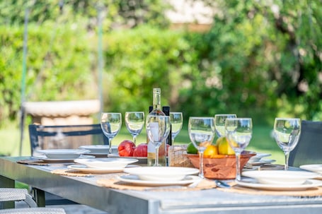 Restaurante al aire libre. Can Calistro: Villa rural con pista de tennis