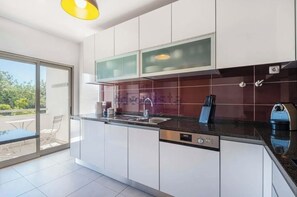Fridge, microwave, oven, stovetop - Apartment in condominium with sea view. Quiet, 5 minutes from Galé and Salgados. (Guia)