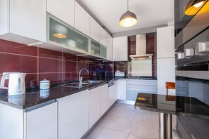Fridge, microwave, oven, stovetop - Apartment in condominium with sea view. Quiet, 5 minutes from Galé and Salgados. (Guia)