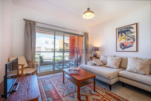 Smart TV, books, stereo - Apartment in condominium with sea view. Quiet, 5 minutes from Galé and Salgados. (Guia)