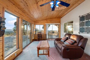 TV, fireplace, books, offices - Secluded Mountain Views, Sauna, Pet Friendly (Prescott Valley)
