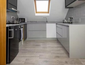 Private kitchen - 1 Bed Flat Close to the Station, River and Town & Free Parking (Reading)
