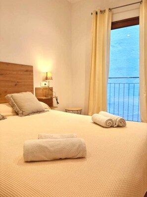 3 bedrooms, in-room safe, iron/ironing board, WiFi - To complete (Ciutadella de Menorca)