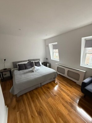 2 bedrooms, iron/ironing board, travel cot, WiFi - Stylish Central London Retreat – Private 2-Bedroom Apartment No.5 Near Trafalgar (London)