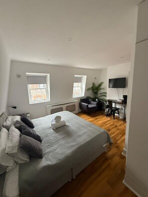 2 bedrooms, iron/ironing board, travel cot, WiFi - Stylish Central London Retreat – Private 2-Bedroom Apartment No.5 Near Trafalgar (London)