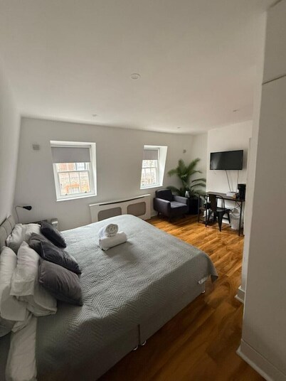 Stylish Central London Retreat – Private 2-Bedroom Apartment No.5 Near Trafalgar