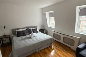 2 bedrooms, iron/ironing board, travel cot, WiFi - Stylish Central London Retreat – Private 2-Bedroom Apartment No.5 Near Trafalgar (London)