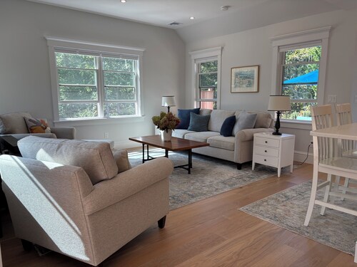 Lovely one bedroom cottage for a relaxing vineyard getaway.