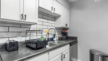 Kylskåp, ugn, spishäll och diskmaskin