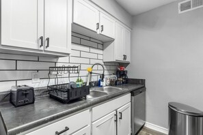 Kylskåp, ugn, spishäll och diskmaskin