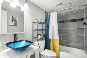 Dusch, hårtork, handdukar och schampo