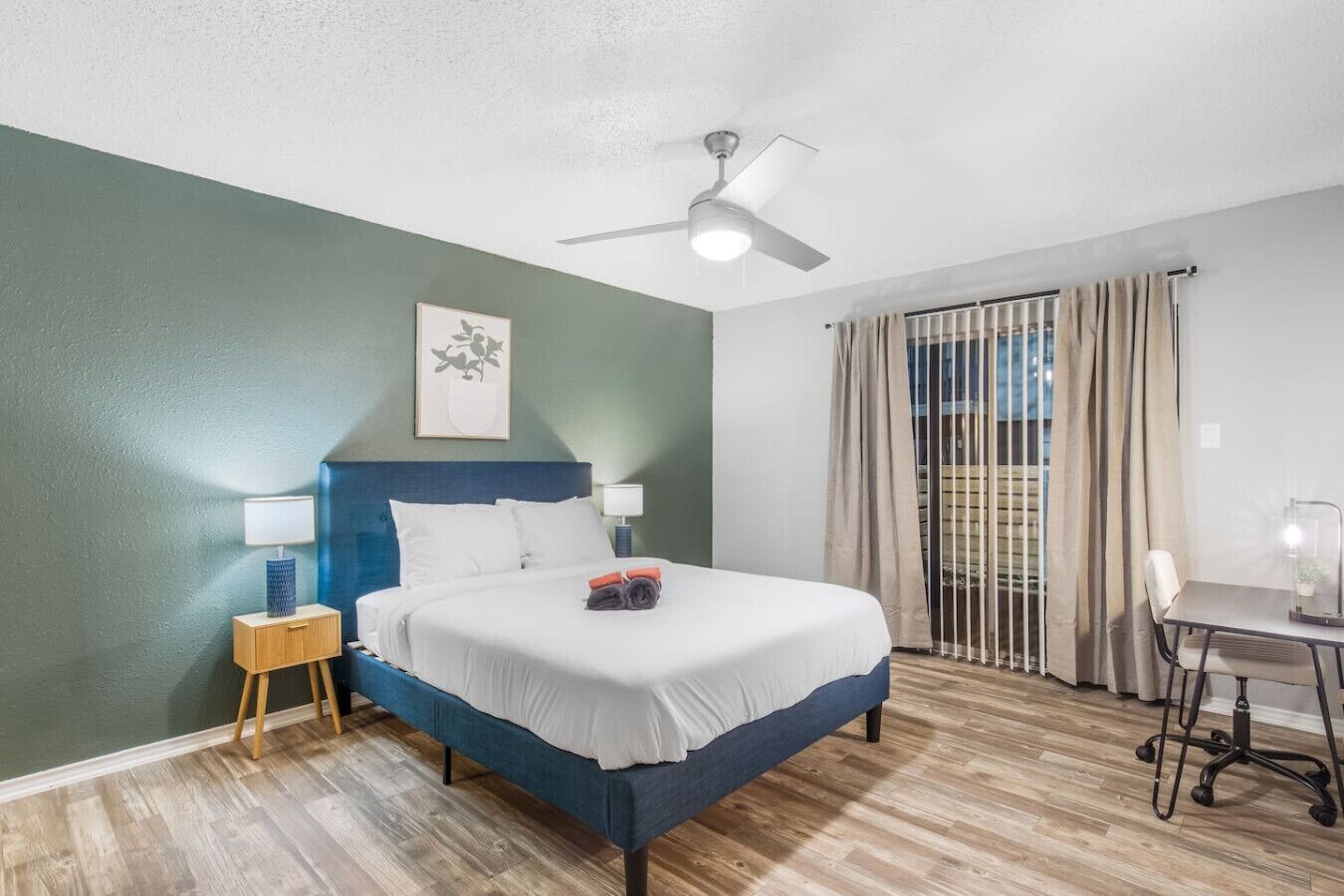 Desk, iron/ironing board, WiFi, bed sheets