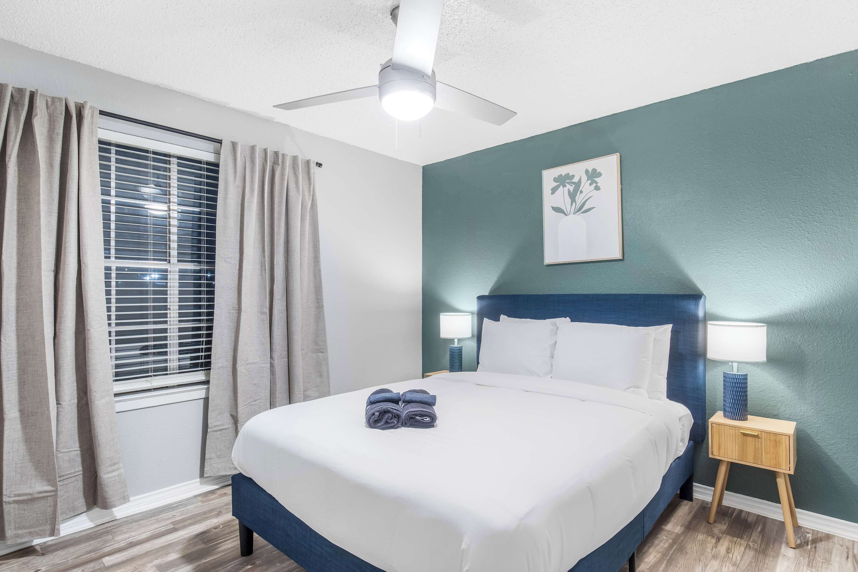 Een bureau, een strijkplank/strijkijzer, wifi, beddengoed