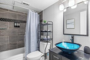 Douche, séchoir à cheveux, shampooing