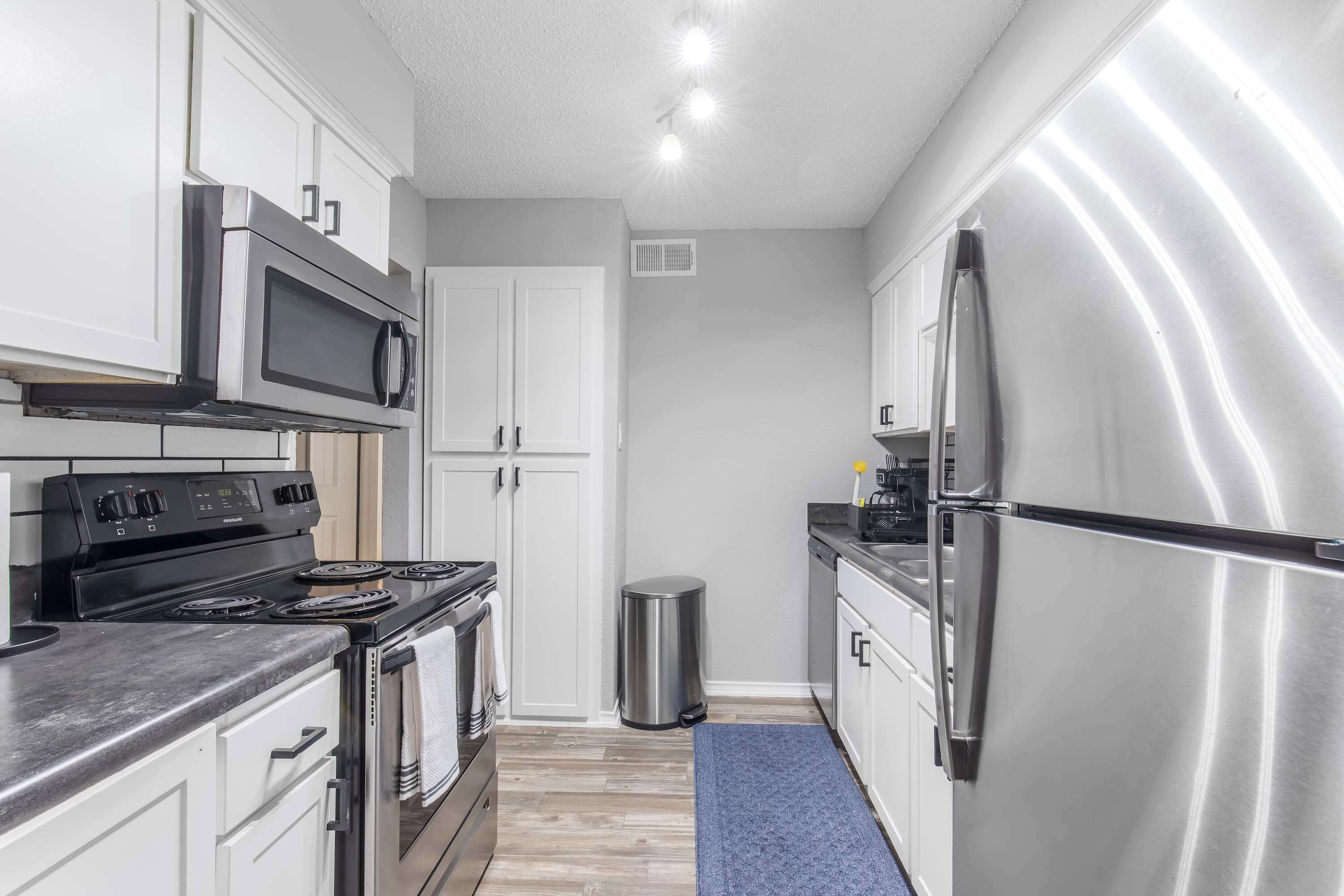 Réfrigérateur, four à micro-ondes, un four, surface de cuisson