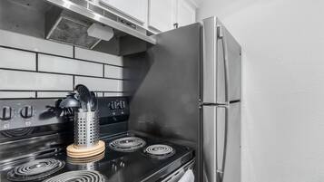 冰箱、微波炉、烤箱、炉灶