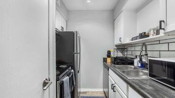 Een koelkast, een oven, een kookplaat, een vaatwasser