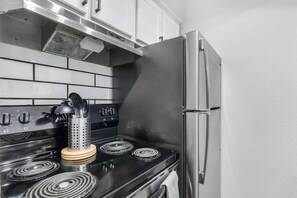 Fridge, microwave, oven, stovetop - 3 Min Walk to AT&T | 1BR | Parking + Pets + Gym (Arlington)