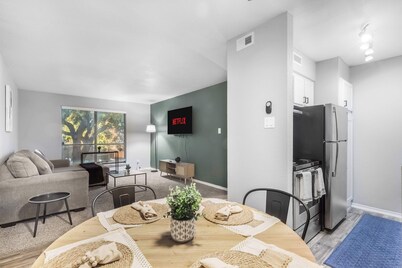 Arlington | 3 Min Walk to ATT | 1BR | Free Parking