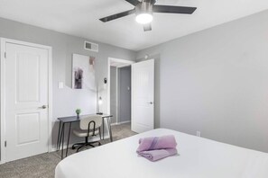 Escritorio, tabla de planchar con plancha, wifi gratis y ropa de cama
