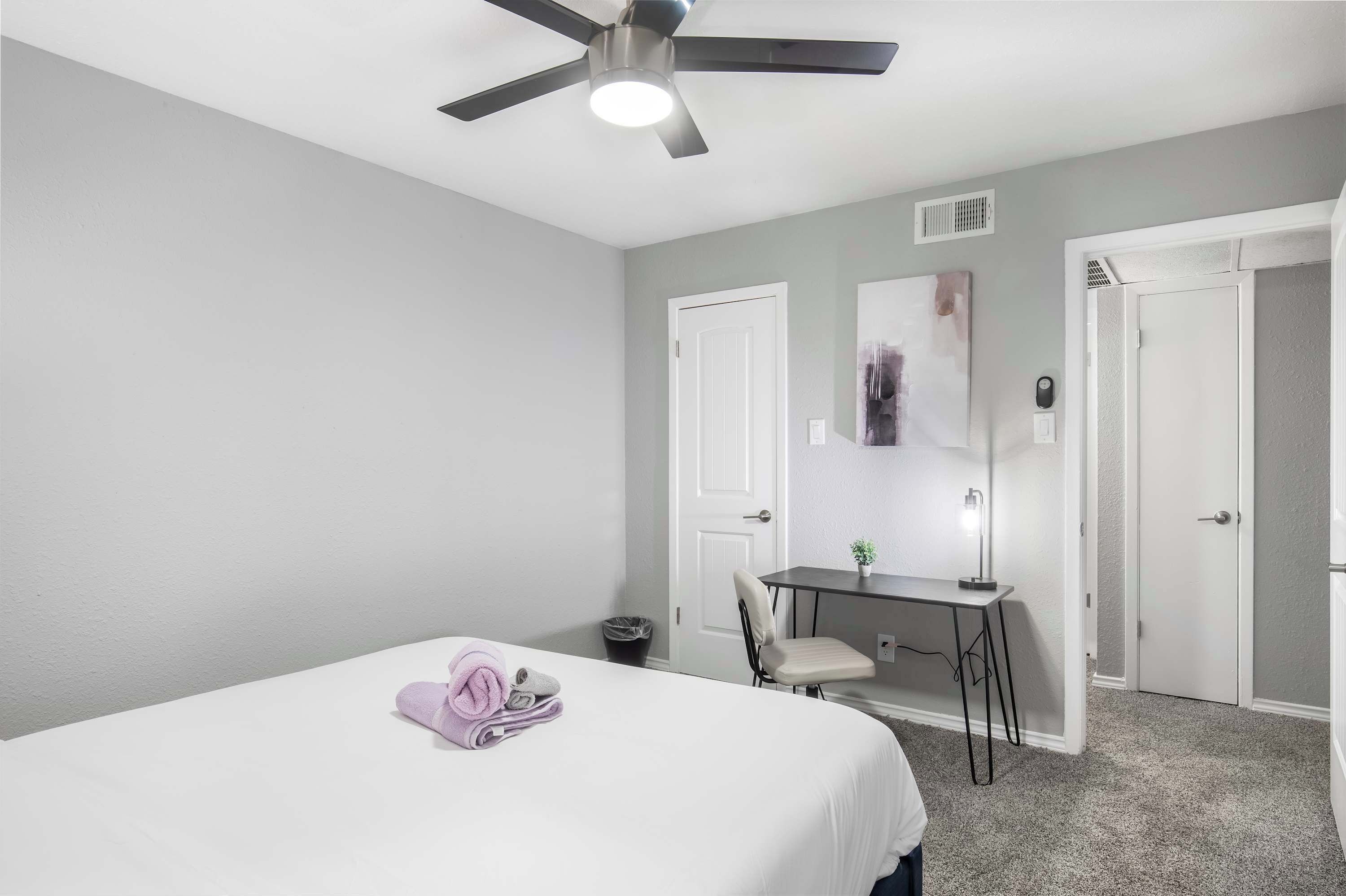 Een strijkplank/strijkijzer, gratis wifi, beddengoed