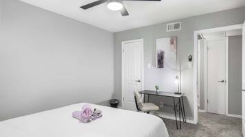 Tabla de planchar con plancha, wifi gratis y ropa de cama