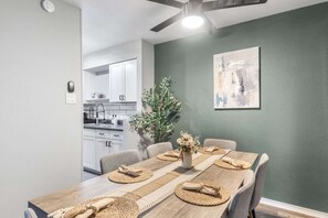 Dining - 3 Min Walk to AT&T | 3BR | Parking + Pets + Gym (Arlington)
