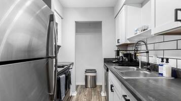 Frigorífico, horno, placa de cocina y lavavajillas