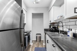 Réfrigérateur, un four, surface de cuisson, lave-vaisselle