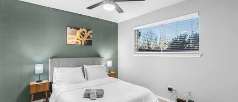 Bureau, fer et planche à repasser, Wi-Fi, draps fournis