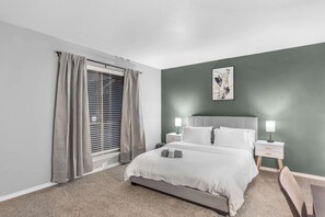 Skrivebord, strykejern/-brett, wi-fi og sengetøy