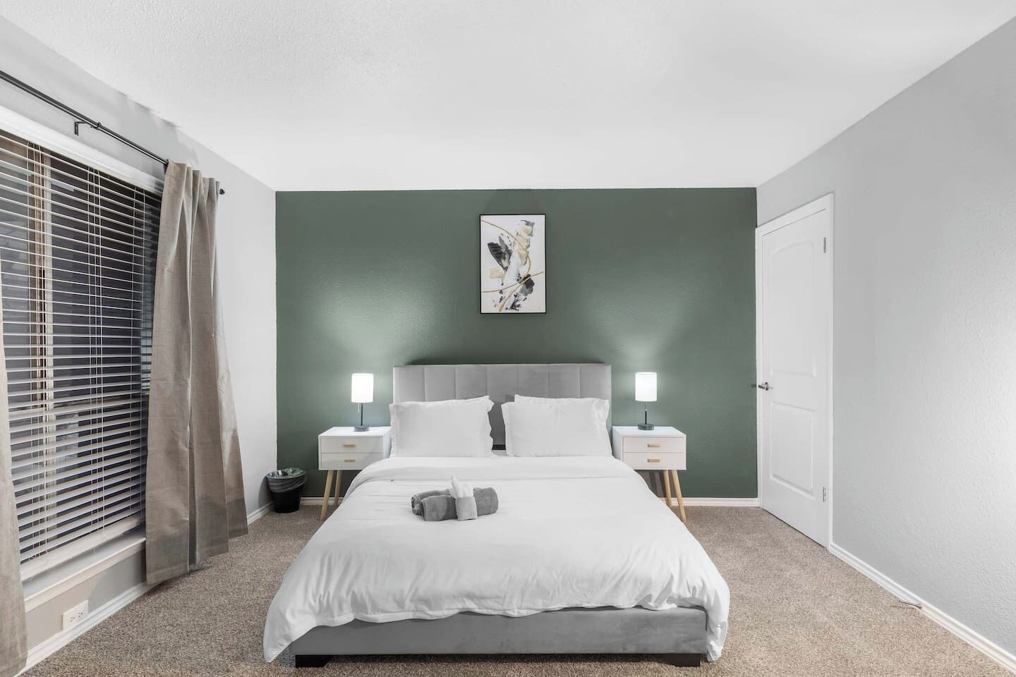 Desk, iron/ironing board, WiFi, bed sheets