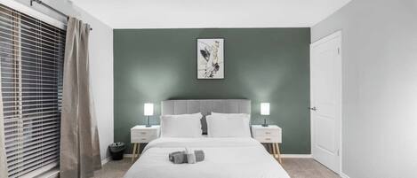 Escritorio, tabla de planchar con plancha, wifi y ropa de cama