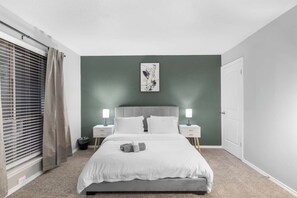 Desk, iron/ironing board, WiFi, bed sheets - 3 Min Walk to AT&T | 3BR | Parking + Pets + Gym (Arlington)