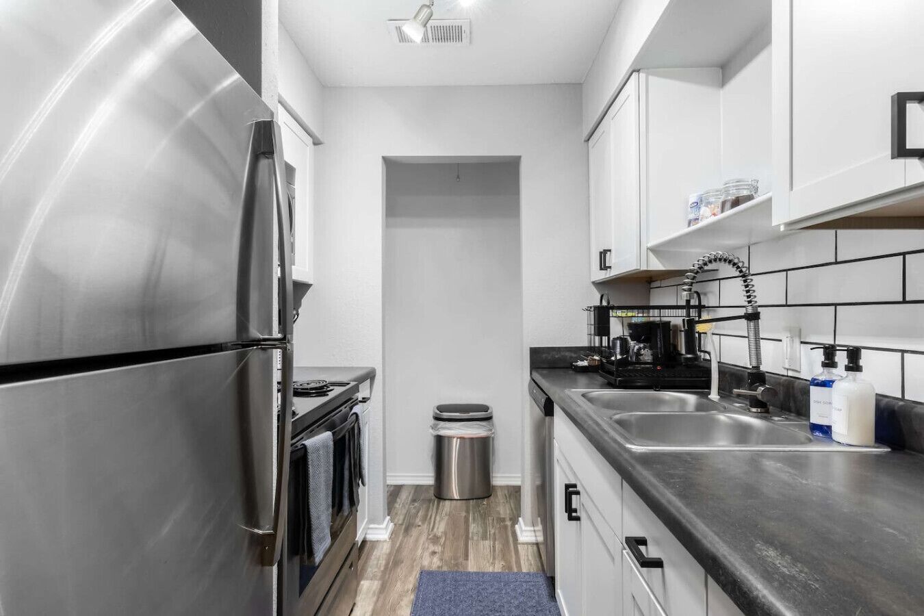 Frigorífico, microondas, horno y placa de cocina