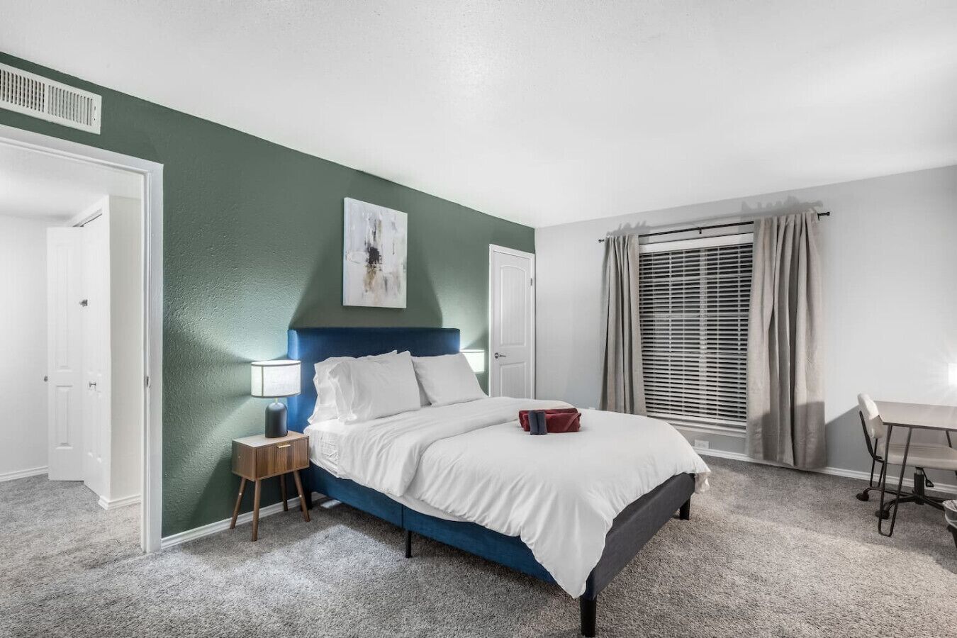 Desk, iron/ironing board, WiFi, bed sheets