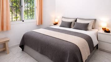 Tabla de planchar con plancha, wifi y ropa de cama
