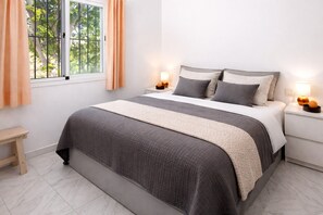 Tabla de planchar con plancha, wifi y ropa de cama 